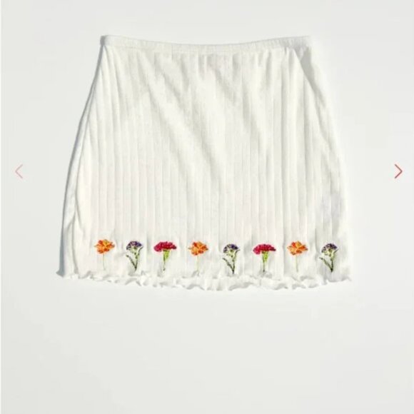 Lisa Says Gah Rose Mini Skirt in Milk Bouquet - Picture 2 of 16